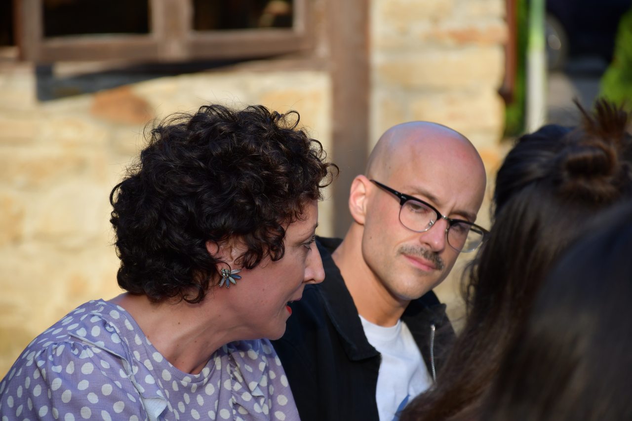 Two attendees listen and talk together at Diáspora